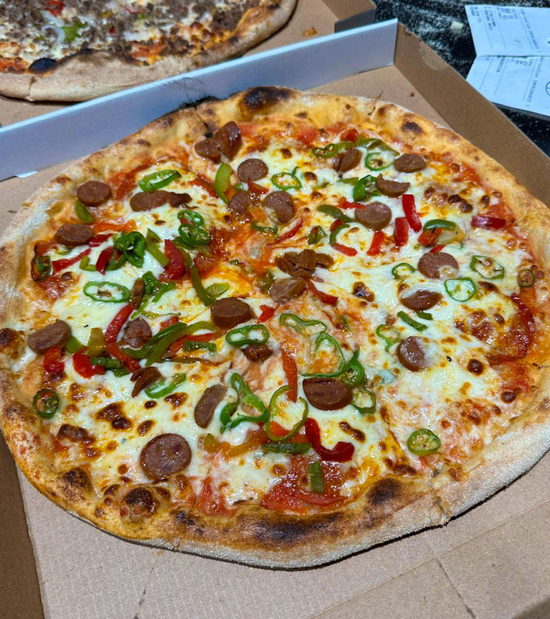 Pizza La Fournaise au sortir du four à bois